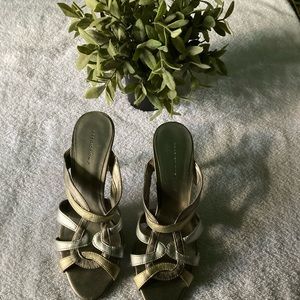 Straps Color Gray heels Size :9 Predictions Those open toes Gray heels are great